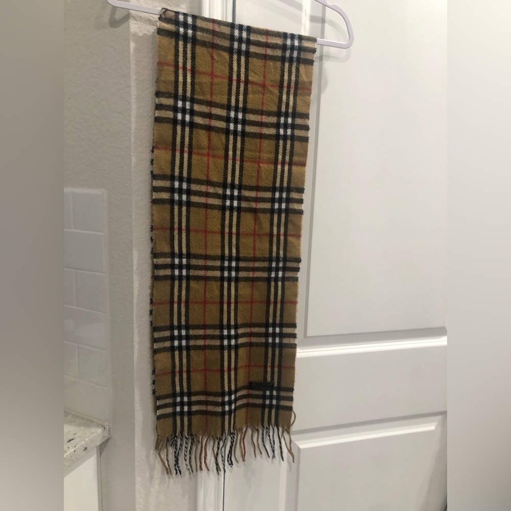 Authentic Burberry Classic 100% lambs wool Scarf - Picture 1 of 4
